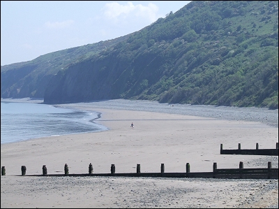 Cei Bach beach